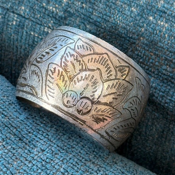 Floral Engraved Silver Cuff bracelet - Picture 3 of 6
